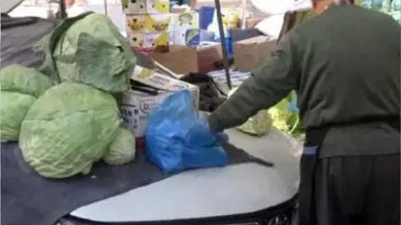 Pazar Yerinde Şaşkınlık! Otomobil Tezgaha Dönüştü!