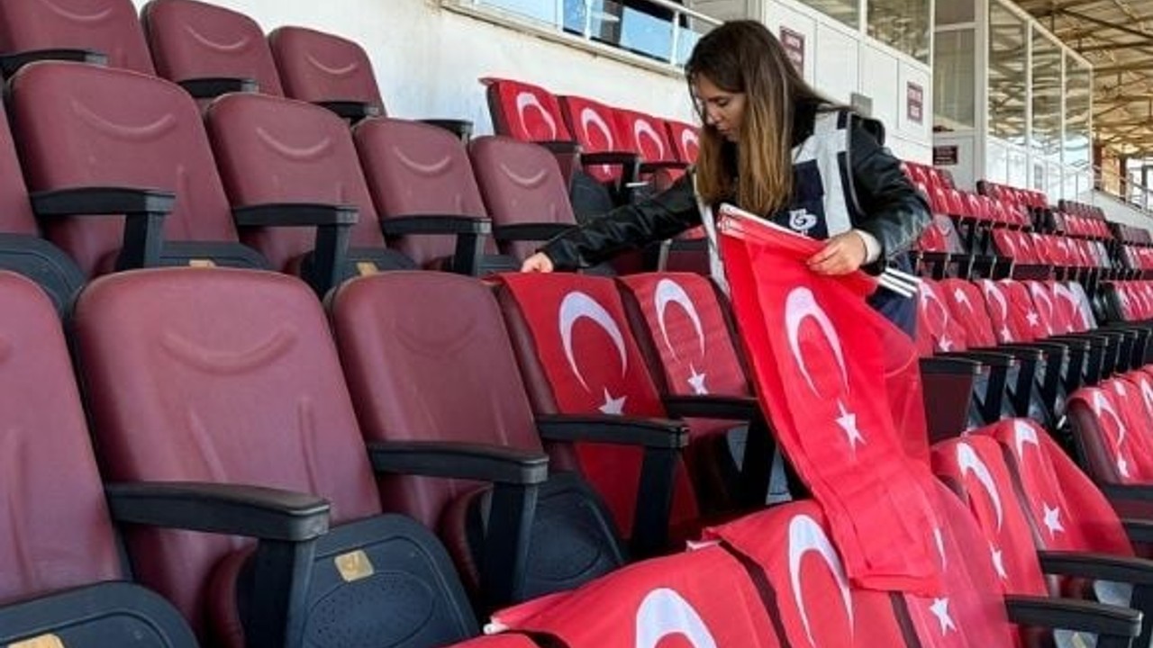 Bandırmaspor'un Tribünleri Kırmızı ve Beyaz!