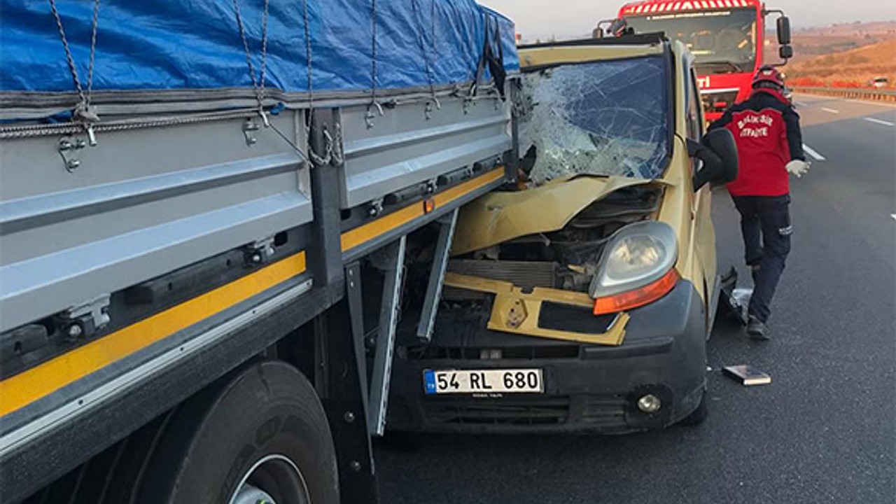 Balıkesir'de Minibüs, Tır'a Arkadan Çarptı, Yaralılar Var