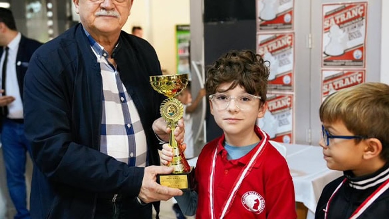Burhaniye’de Cumhuriyet Bayramı Satranç Turnuvası Sona Erdi