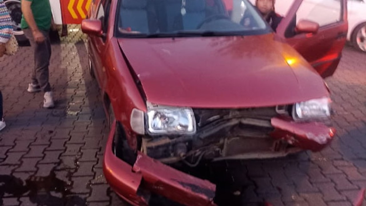 Edremit’te İki Otomobil Çarpıştı Bir Sürücü Yaralandı