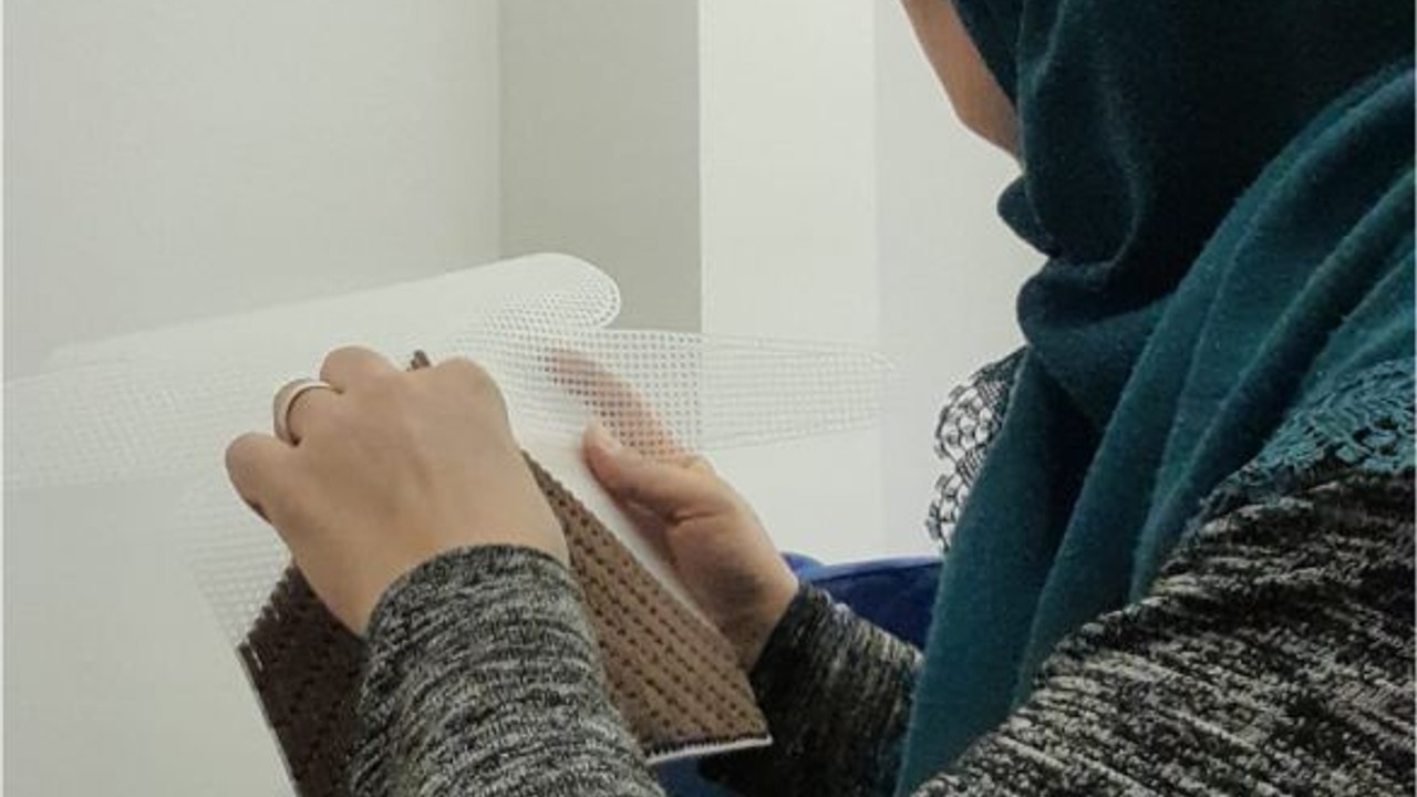 Evde Çanta Örerek Aile Ekonomisine Destek Oluyorlar