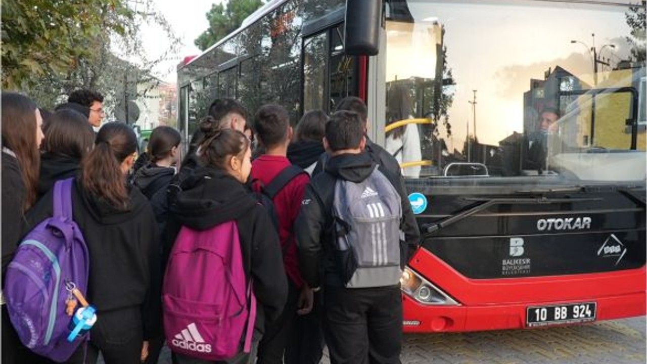 Büyükşehir'den Öğrencilere Ulaşım Desteği