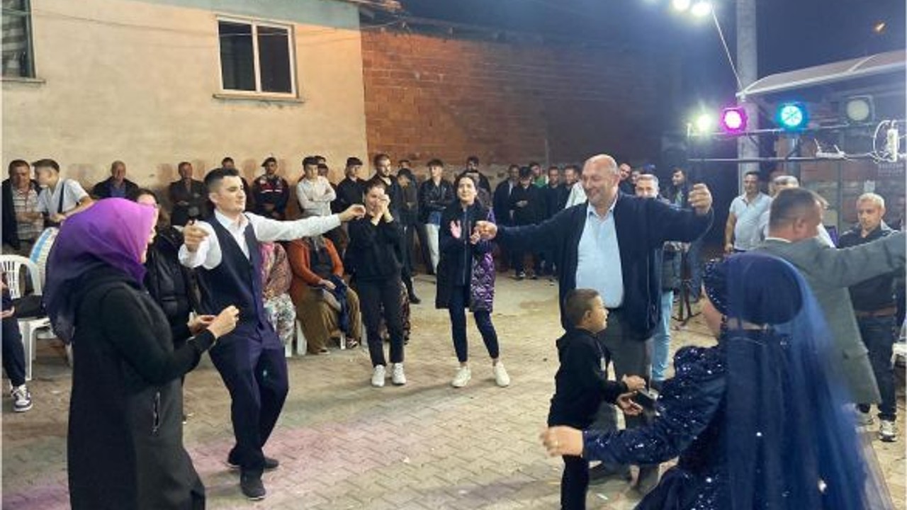 Başkan Göksel Düğüne Renk Kattı