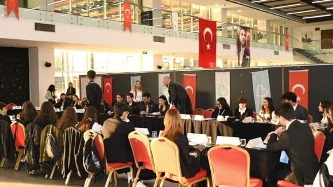 Balıkesir'de Dünya Gençlerinin Yükselen Fikirleri