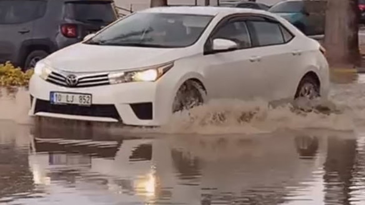 Ayvalık’ta Sağanak Yağış Yolları Göle Çevirdi