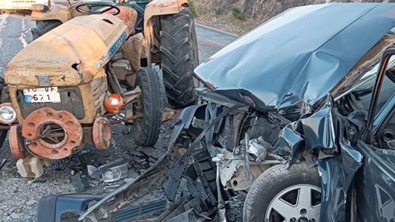 Balıkesir'de Traktör ile Otomobil Çarpıştı Ölü ve Yaralı Var