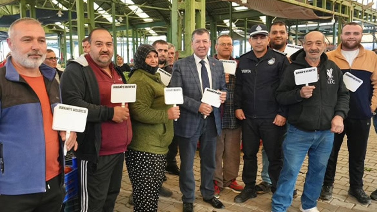 Burhaniye Belediyesi’nden Pazar Esnafına Ücretsiz Fiyat Etiketi