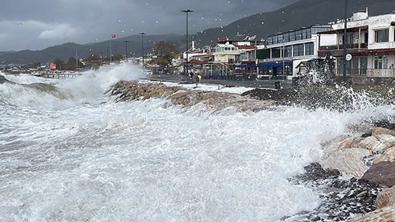 Edremit Körfezi'nde Sağanak ve Lodos Hayatı Felç Etti
