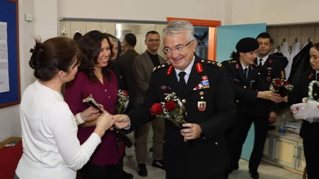 Jandarmadan Öğretmenler Günü’ne Anlamlı Ziyaret