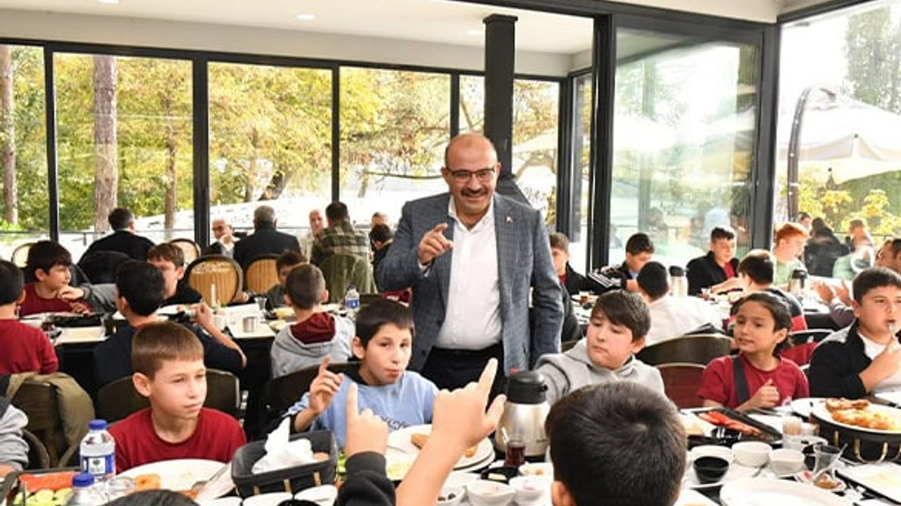 Vali Ustaoğlu, Yıldırım Camii Kur’an Kursu Öğrencileriyle Buluştu