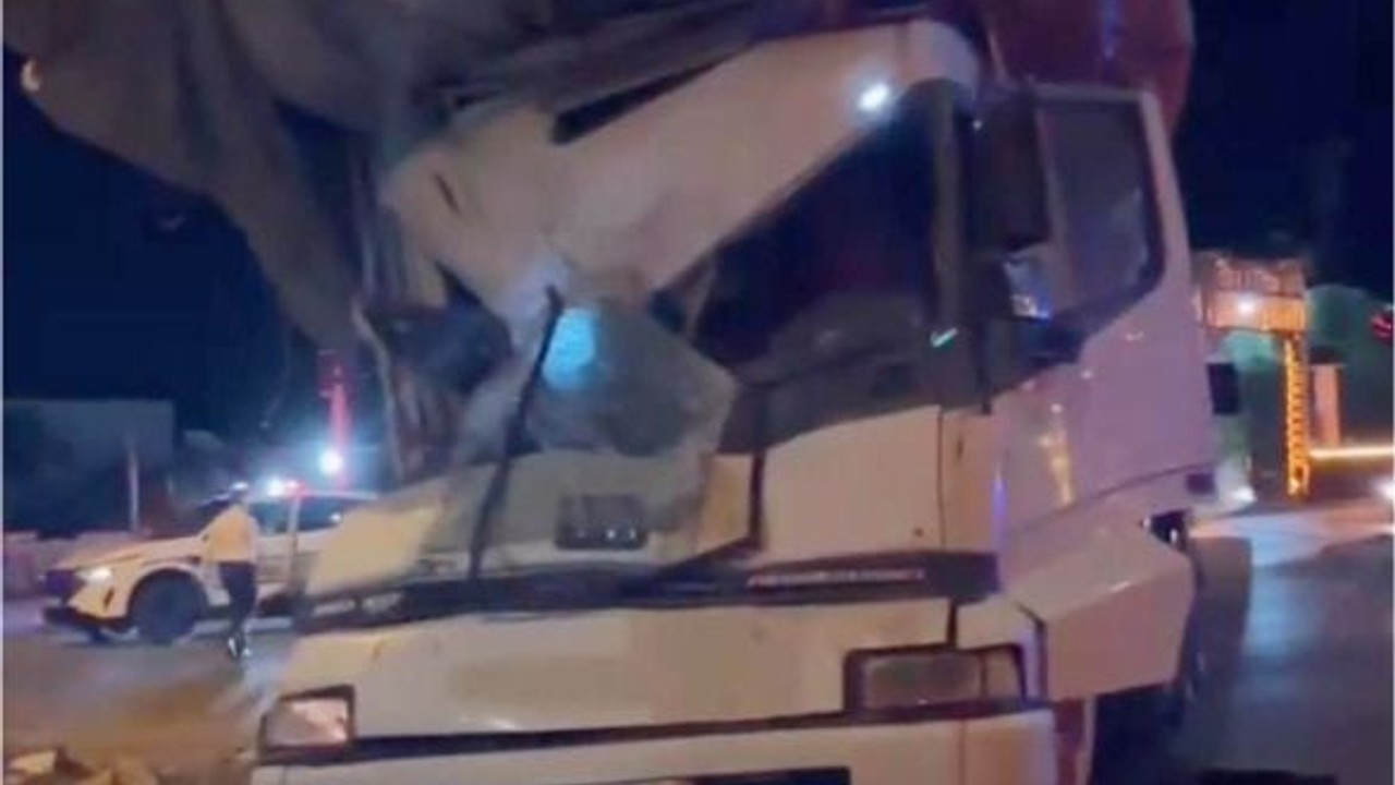 Bandırma'da Otobüs ile Kamyon Çarpıştı! Çok Sayıda Yaralı Var