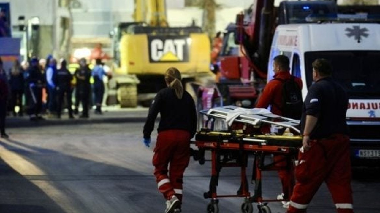 Tren İstasyonunun Çatısı Çöktü! Çok Sayıda Ölü Var