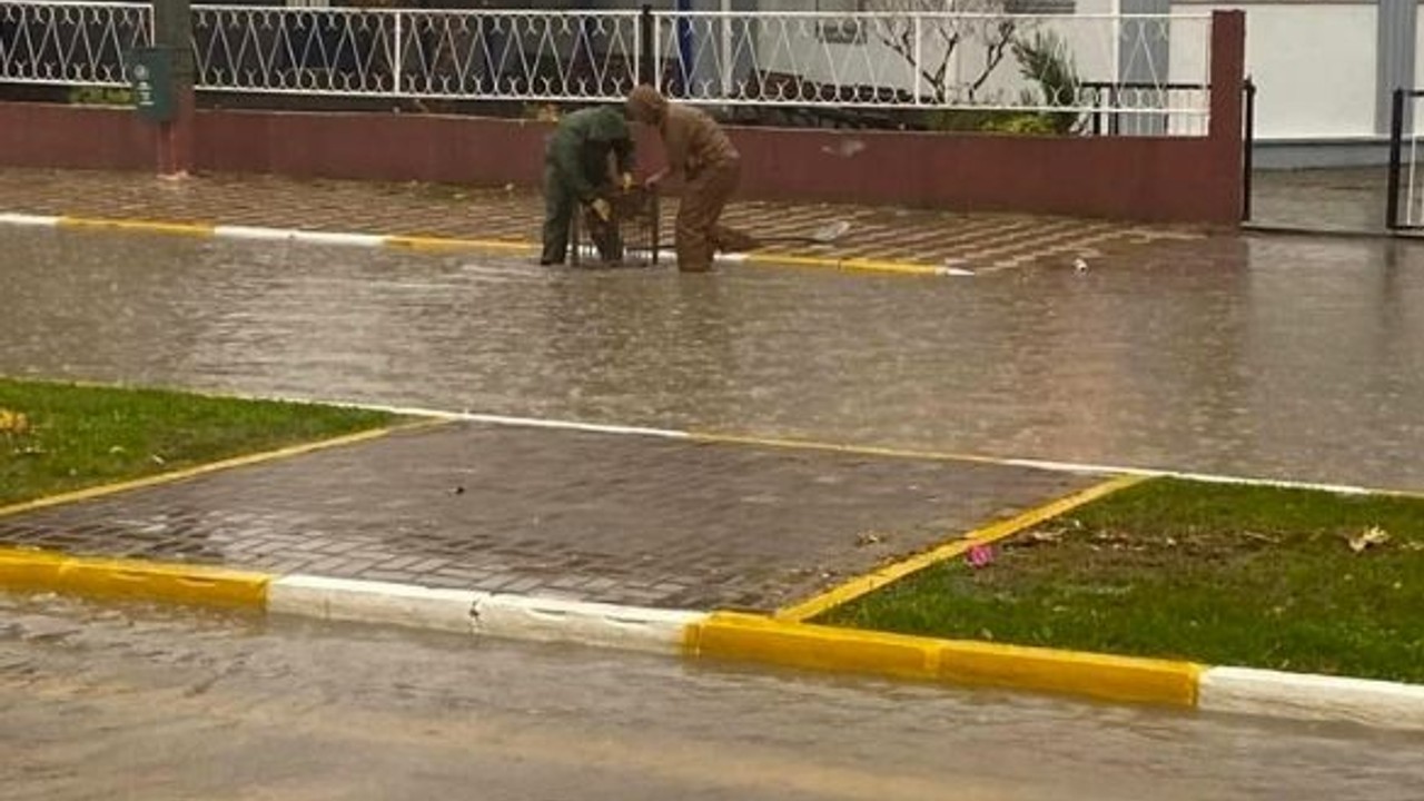 Gönen'de Yağış Sonrası Caddeler Su Doldu
