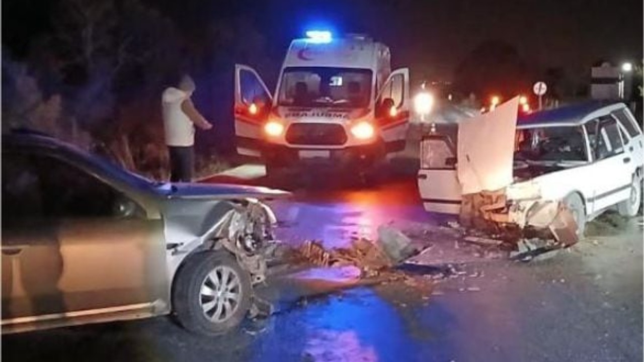 Gönen'de İki Araç Kafa Kafaya Çarpıştı