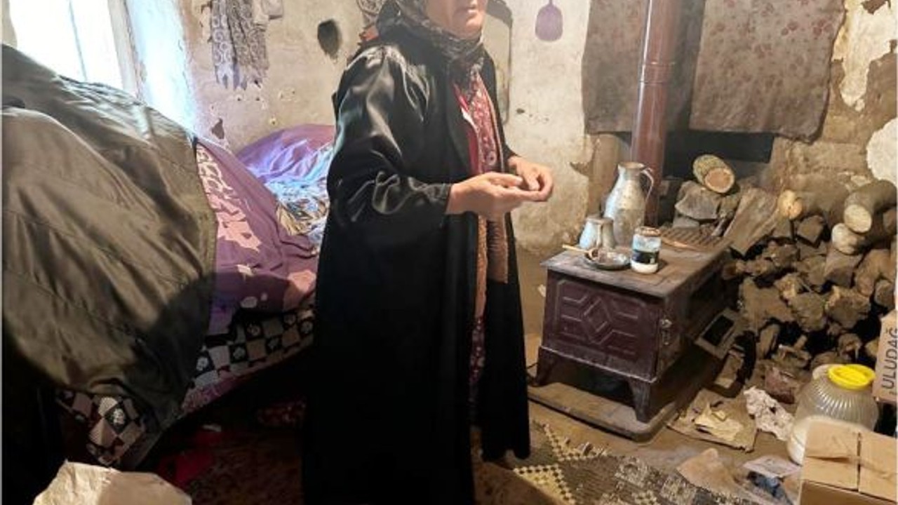 Karesi'deki Engelli Kadın Çöken Evde Yaşıyor!