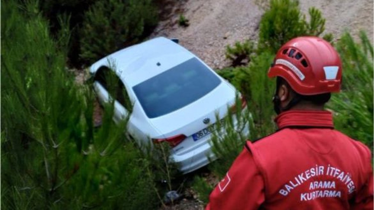Balıkesir'de 3 Kişinin Bulunduğu Otomobil Şarampole Uçtu