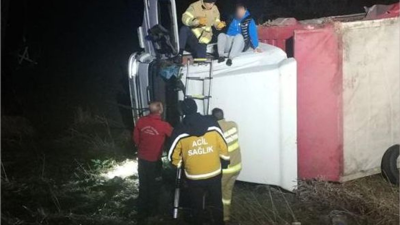Balıkesir’de Kamyonet Devrildi! 2 Kişi Mahsur Kaldı