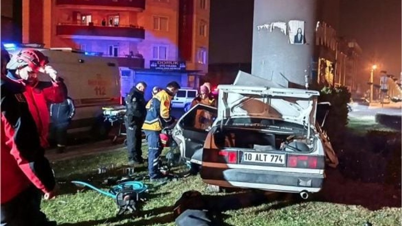 Balıkesir'de 22 Yaşındaki Sürücü Feci Şekilde Can Verdi