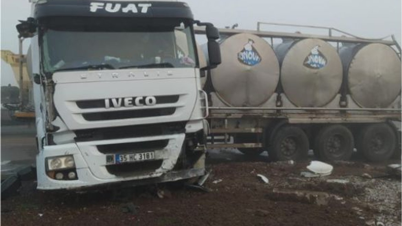 Manyas'ta Kontrolü Kaybeden Tanker Yoldan Çıktı