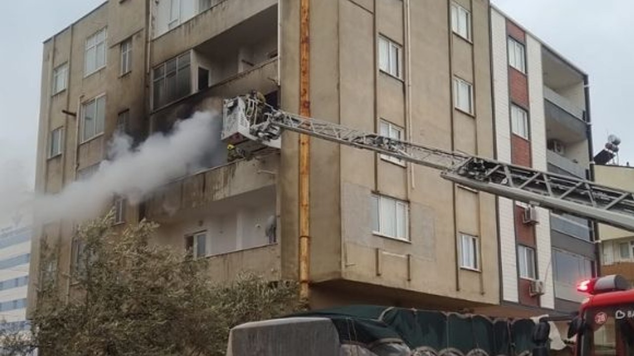 Edremit’te 5 Katlı Binada Yangın Paniği