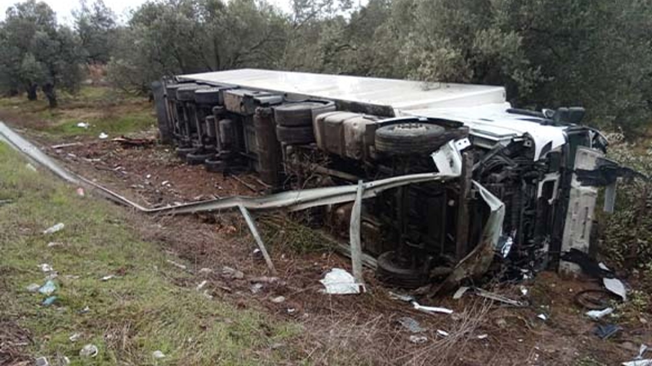 Ayvalık'ta Tır Kazası, Bariyerleri Aşarak Hendeğe Yuvarlandı
