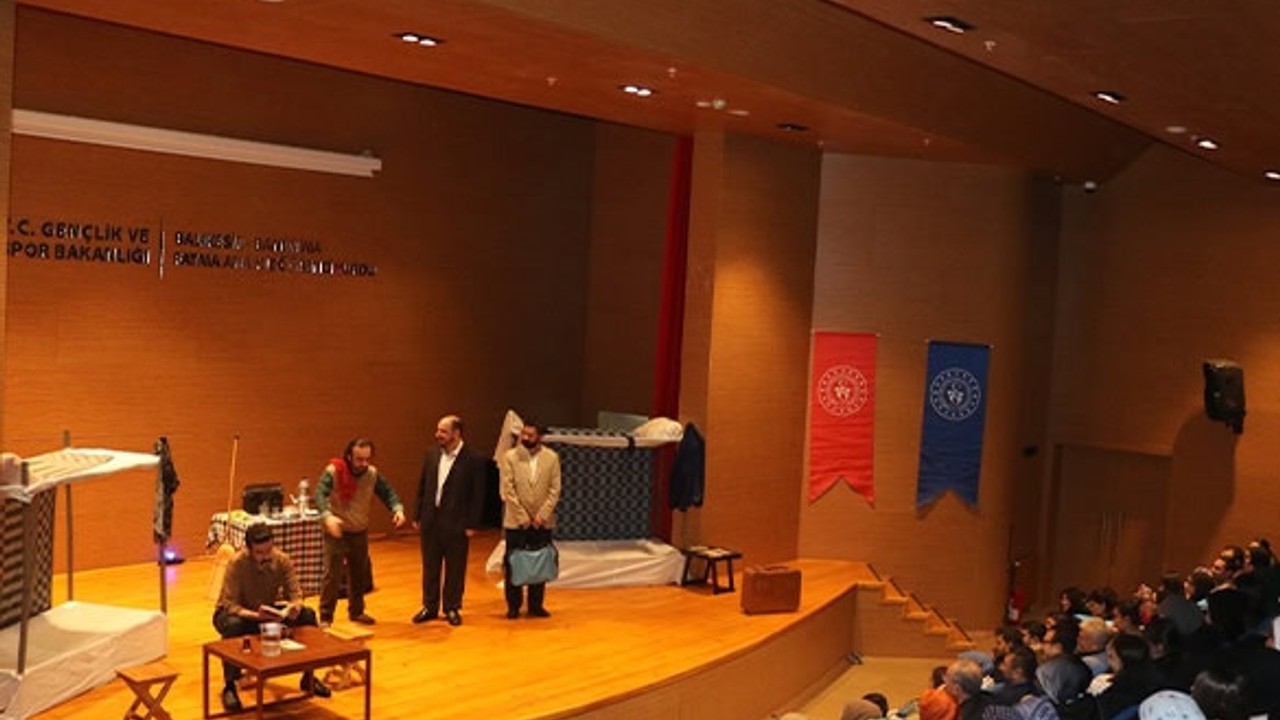 "Bin Yıl" Adlı Tiyatro Oyunu Bandırma’da Sahnelendi