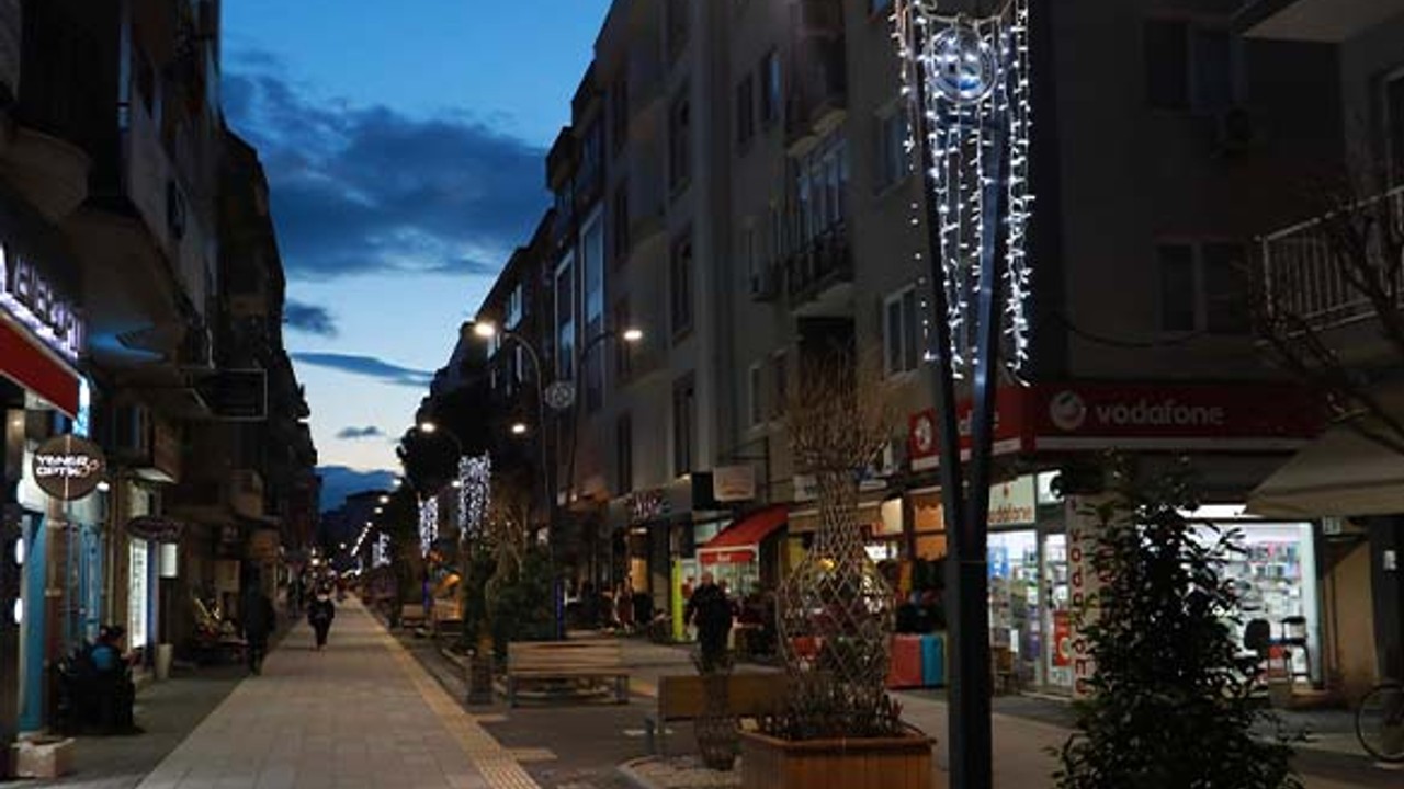 Burhaniye'de Meydanlar ve Caddeler Işıl Işıl