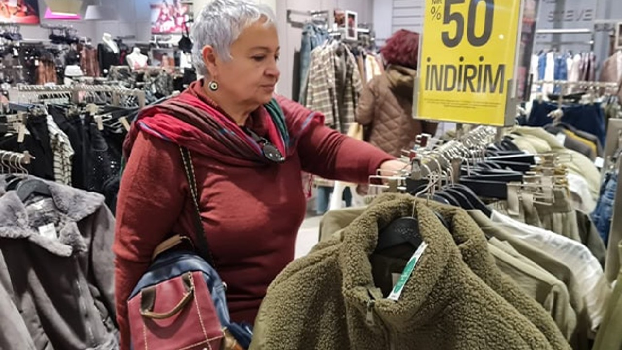 EDREMİT’TE GİYİM FİYATLARI CEP YAKIYOR