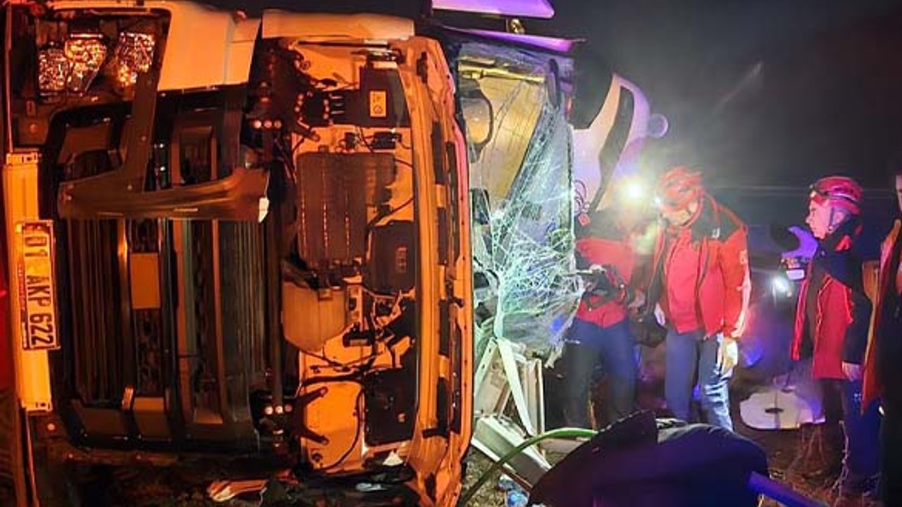 Otobanda Feci Kaza: Tır Sürücüsü İtfaiye Tarafından Kurtarıldı
