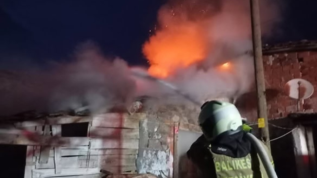 Savaştepe’de Ev ve Dam Yangını Söndürüldü