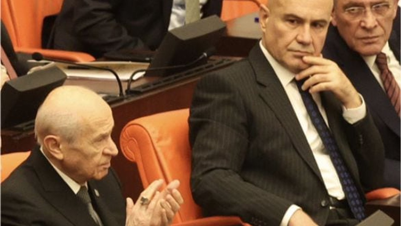Turhan Çömez'in Devlet Bahçeli'ye Bakışı Gündem Oldu