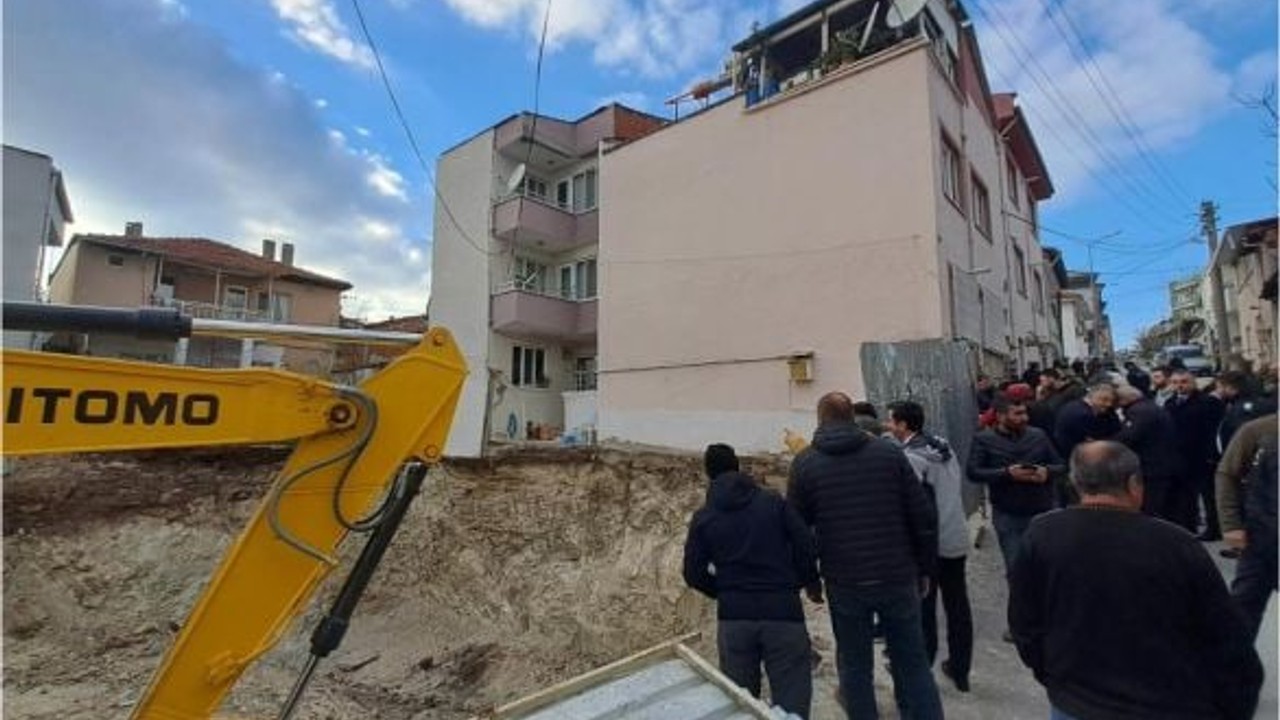 Balıkesir'de İnşaat Çöktü! 3 Kişi Mahsur Kaldı