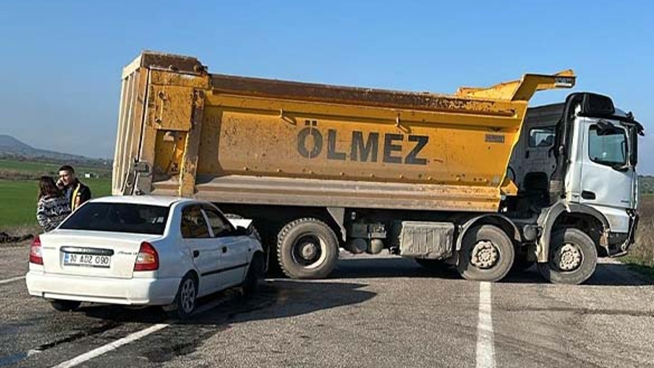 Gönen-Manyas Yolunda Kaza, Otomobil Sürücüsü Yaralı Kurtarıldı