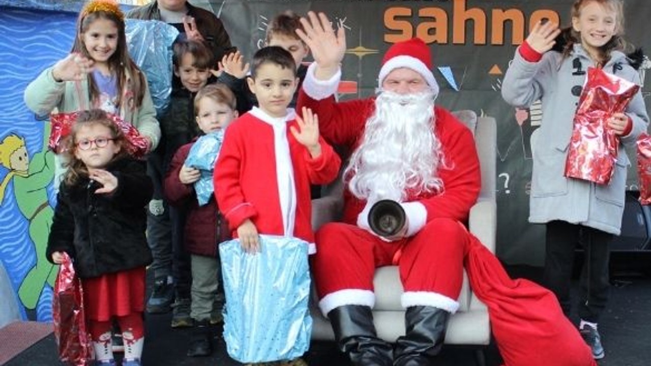 Balıkesir'e Gelen Noel Baba Hediye Dağıttı