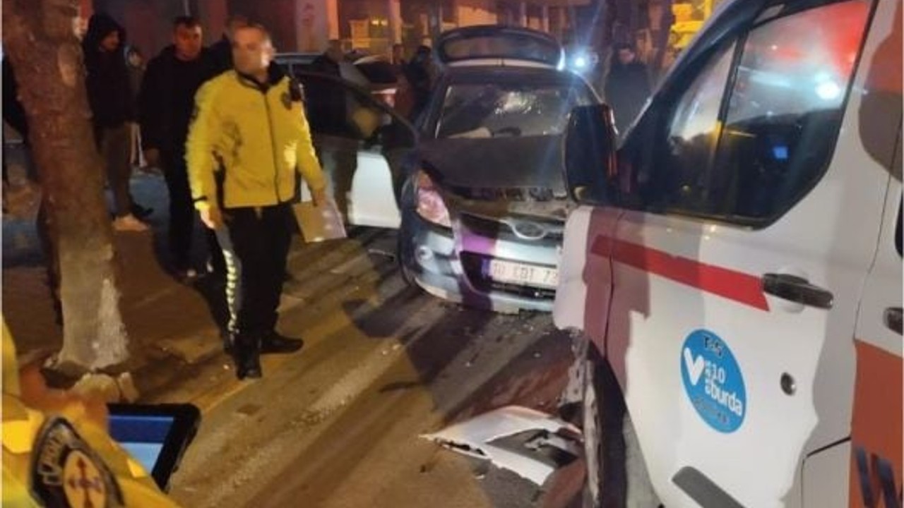 Dolmuş Taksi ile Otomobil Çarpıştı!