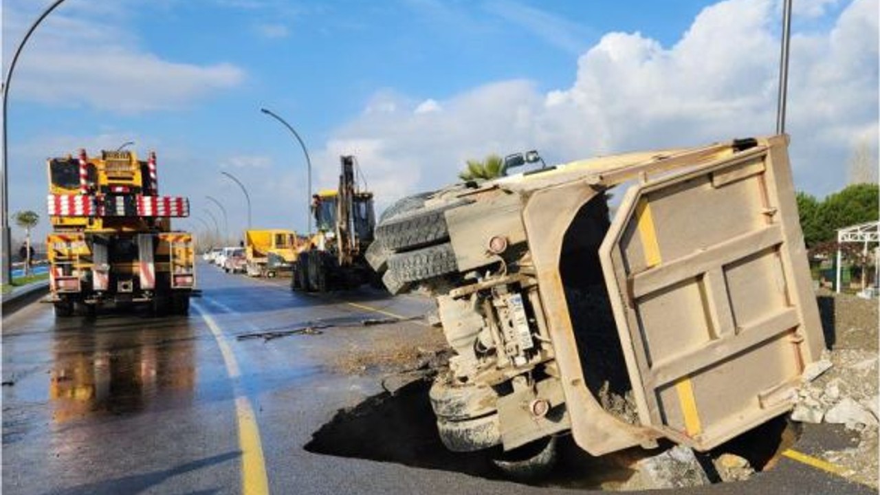 Balıkesir'de Yol Çöktü! Hafriyat Kamyonu Çukura Düştü
