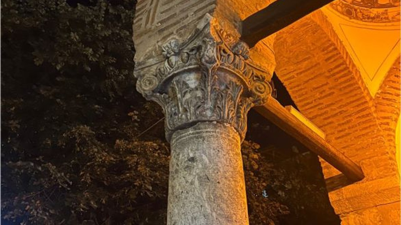 Edremit'te O Cami Antik Sütunlarıyla Dikkat Çekiyor