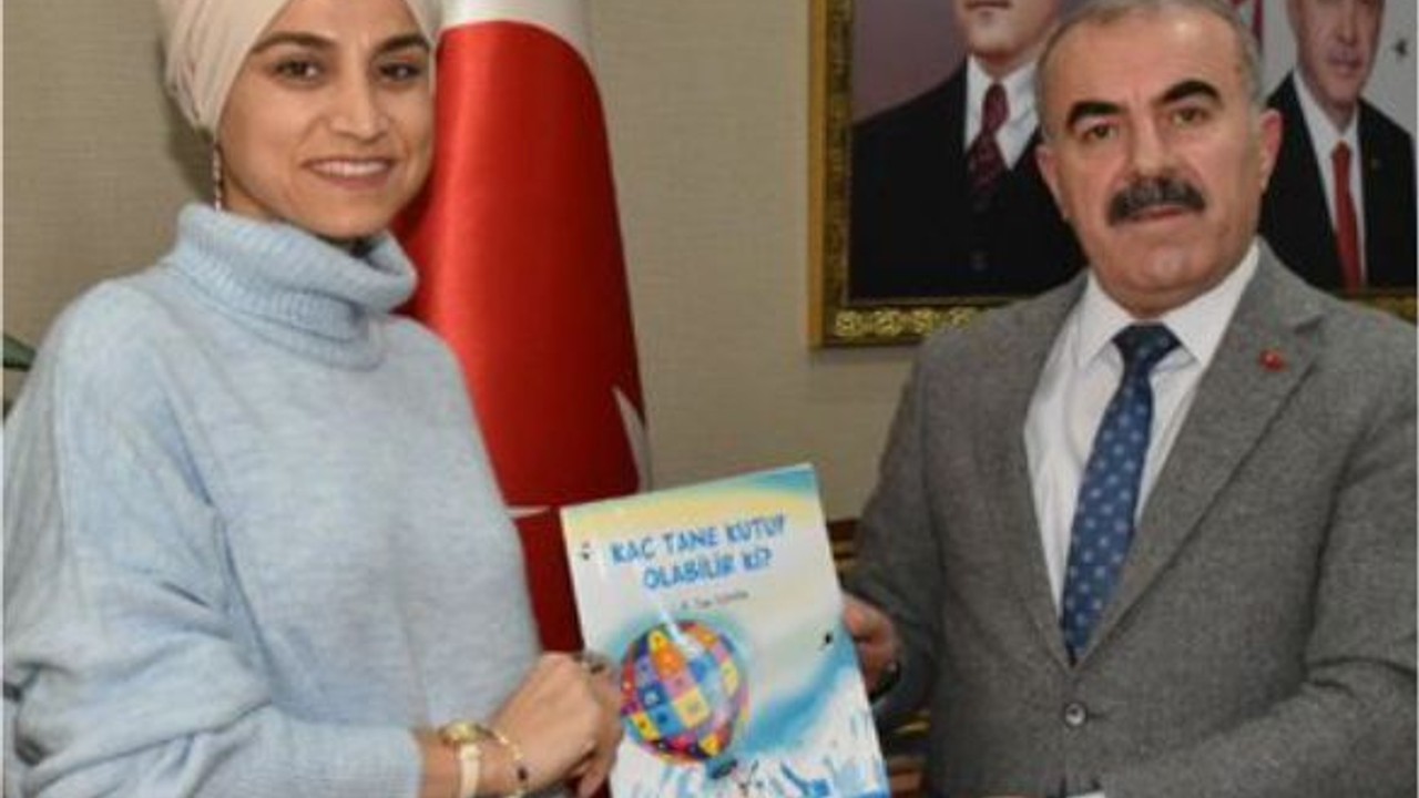 Öğretmenden İl Milli Eğitim Müdürü’ne Kitap Armağanı