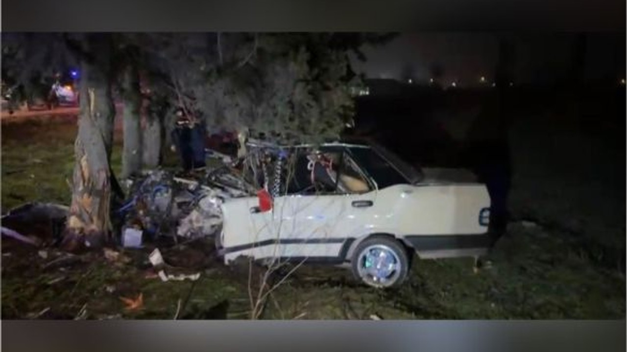 Tofaş Otomobil Ağaca Çarptı Sürücü Hayatını Kaybetti