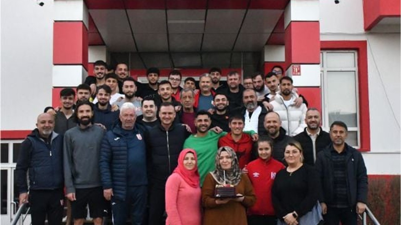 Balıkesirspor’dan Sercan Adın’a Sürpriz Doğum Günü Kutlaması