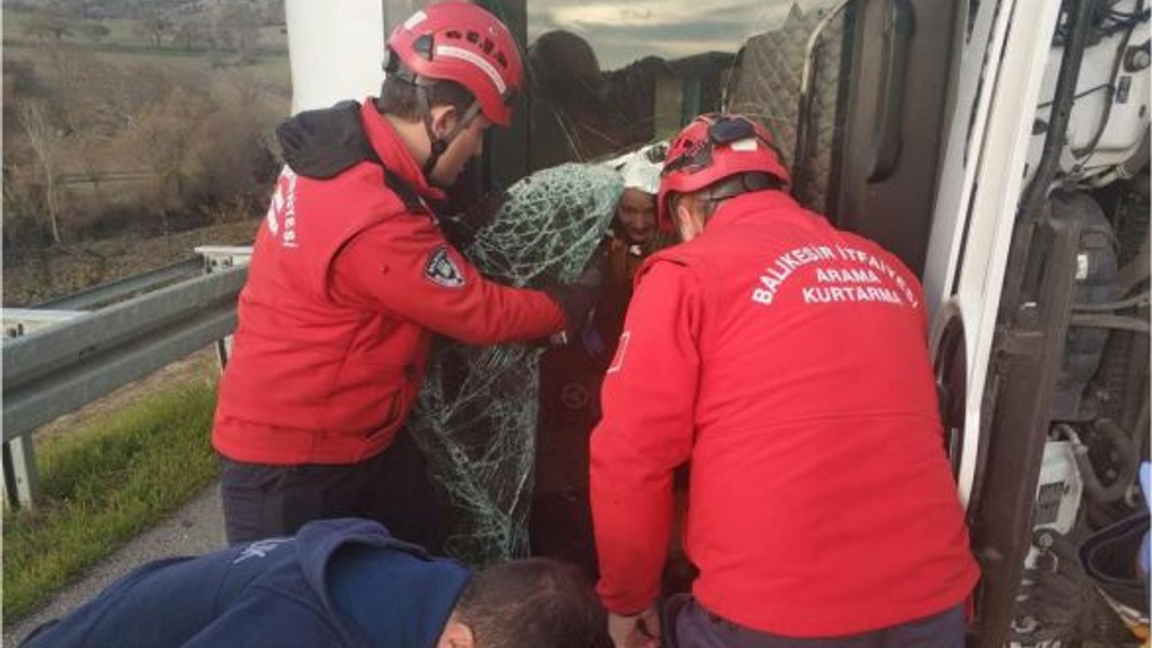 Tek Taraflı Kazada Tır Bariyerlere Çarptı Sürücü Yaralı Kurtarıldı