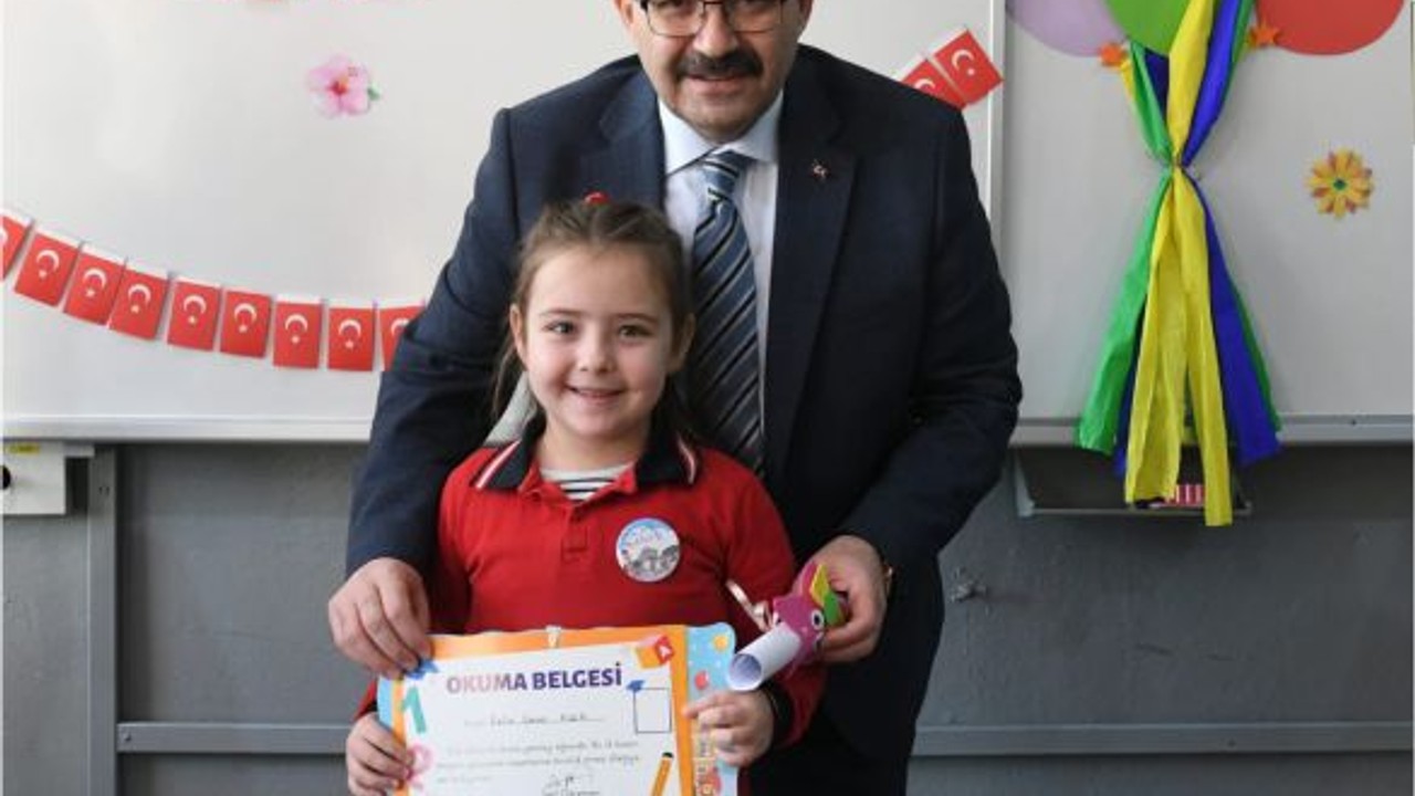 Vali Ustaoğlu Karne Heyecanına Ortak Oldu