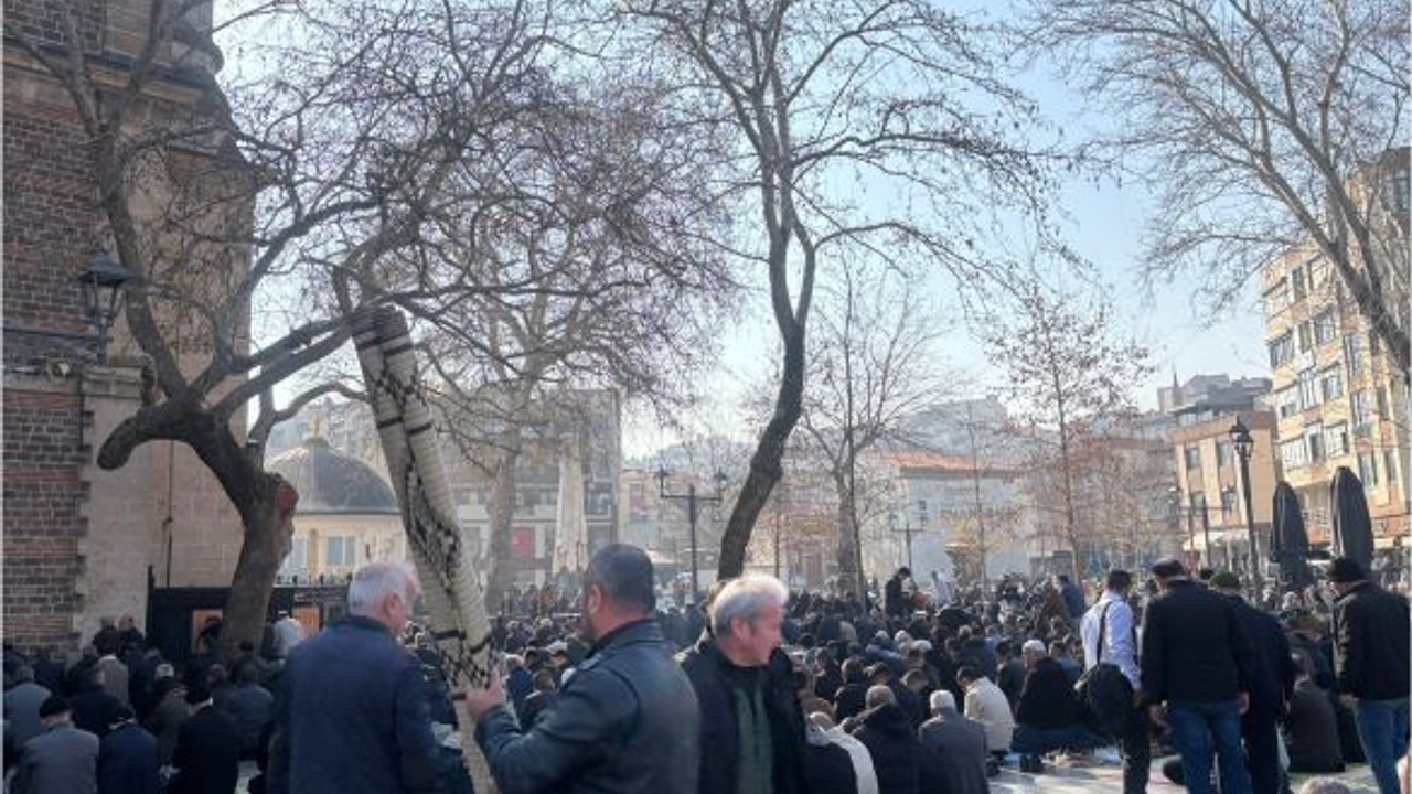 Balıkesir'de Cuma En Kalabalık Nerede Kılınıyor