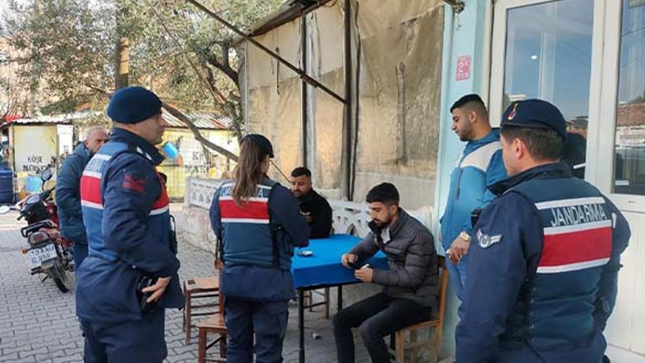 Ayvalık’ta Huzur ve Güven Uygulaması, Aranan 5 Şahıs Yakalandı
