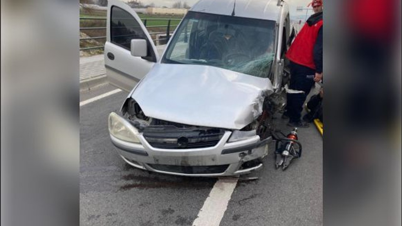 Balıkesir Karesi'de Tek Taraflı Trafik Kazası: Sürücü Sıkıştı
