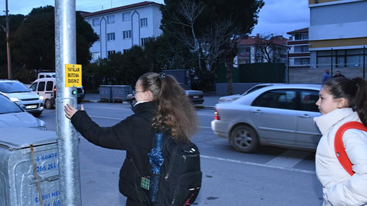 Balıkesir’de Öğrenci Güvenliği İçin Butonlu Yaya Geçidi Sistemi Kuruldu