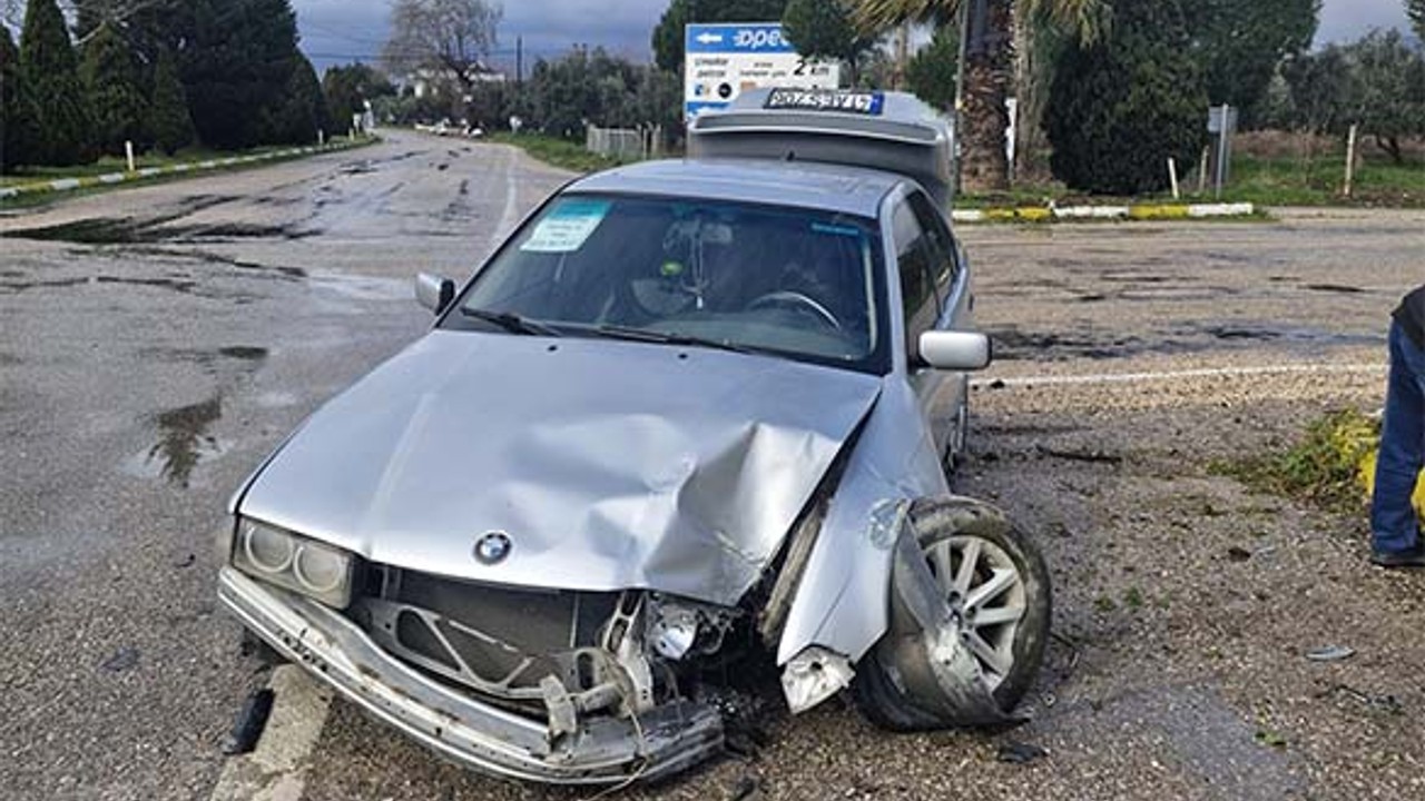 Erdek’te Otomobil Trafik Lambasına Çarptı, 1 Yaralı