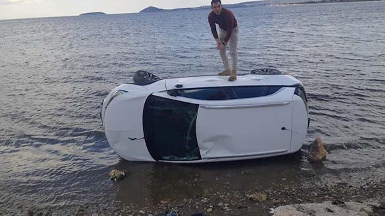Otomobil Denize Uçtu, Sürücü Mucizevi Şekilde Kurtuldu