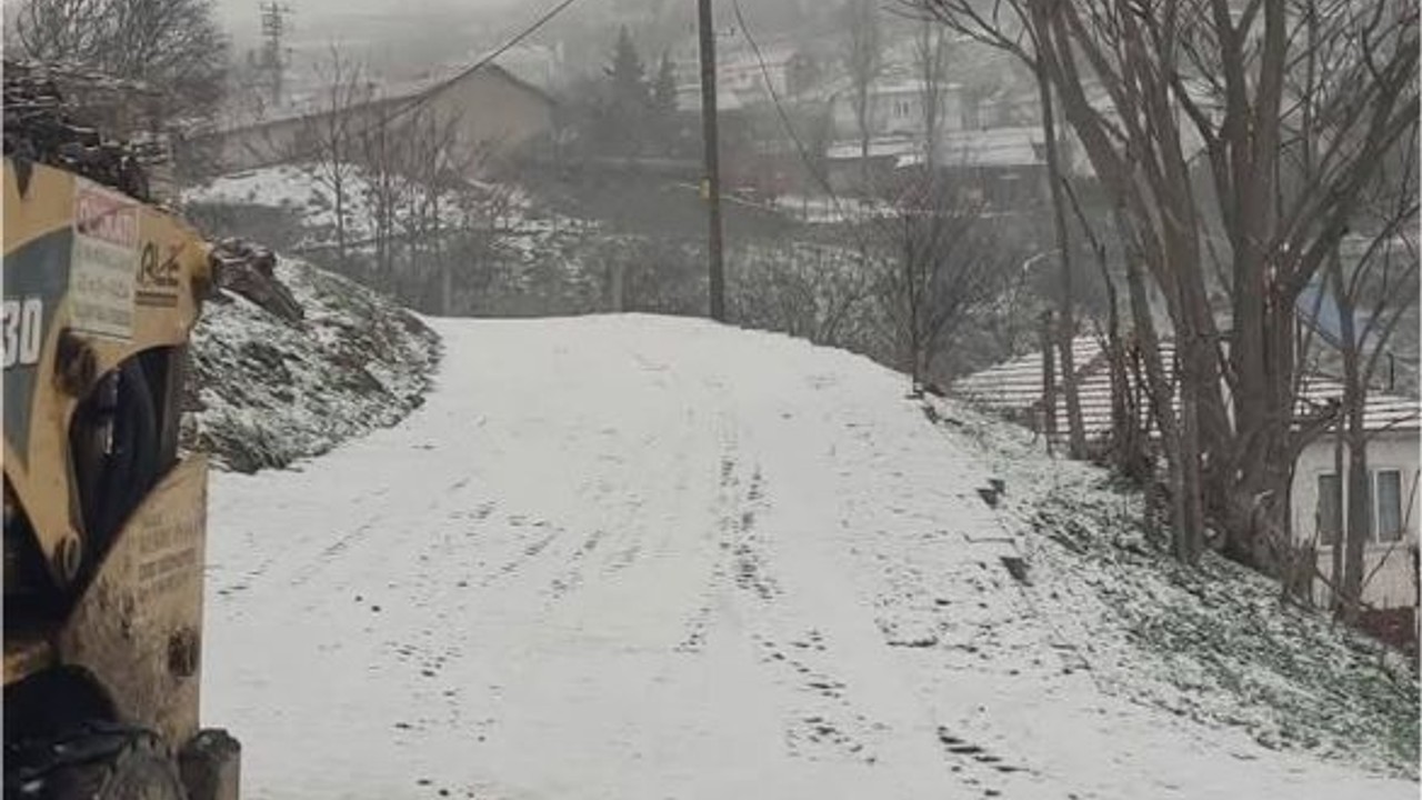 Kepsut’ta Kar Yağışı Başladı Armutlu Beyaza Büründü